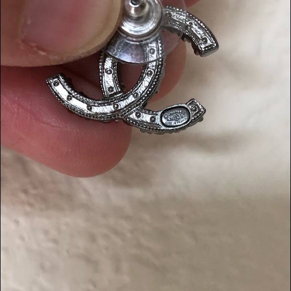 ❌SOLD❌ CHANEL 20B Ruthenium Crystal & Pearl Studs - Picture 7 of 11